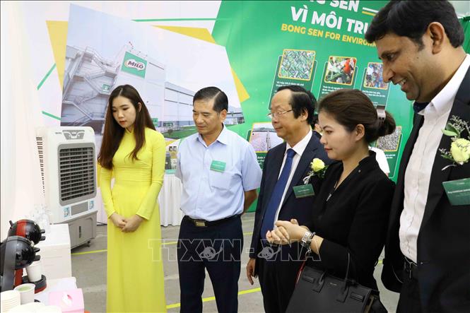 Trong ảnh: Các đại biểu tham quan các sản phẩm của Nestle. Ảnh: Đinh Tuấn - TTXVN