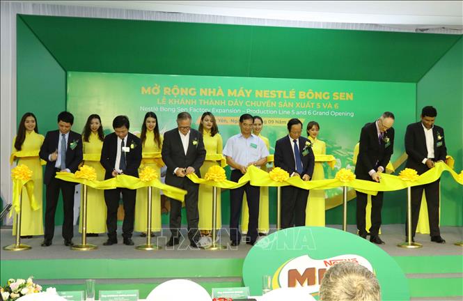 Trong ảnh: Nghi thức cắt băng khánh thành dây chuyền sản xuất số 5 và 6 Nhà máy Nestle Bông Sen. Ảnh: Đinh Tuấn - TTXVN