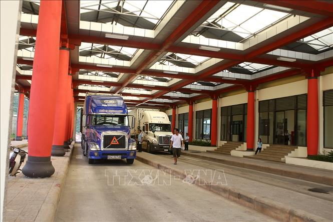 Trong ảnh: Phương tiện nhập cảnh qua cửa khẩu quốc tế Cha Lo (Quảng Bình). Ảnh: Minh Quyết – TTXVN