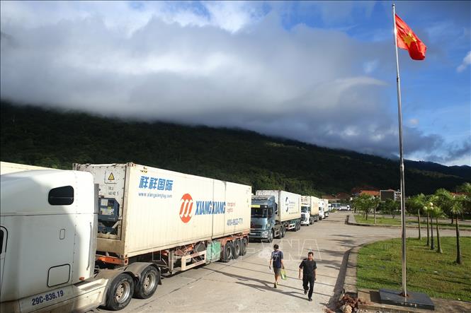 Trong ảnh: Đoàn xe chở hàng qua cửa khẩu quốc tế Cha Lo (Quảng Bình). Ảnh: Minh Quyết – TTXVN