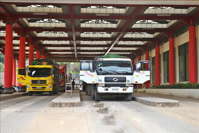 Trong ảnh: Phương tiện lưu thông qua cửa khẩu quốc tế Cha Lo (Quảng Bình). Ảnh: Minh Quyết – TTXVN