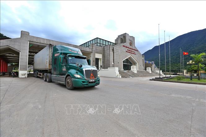Trong ảnh: Phương tiện lưu thông qua cửa khẩu quốc tế Cha Lo (Quảng Bình). Ảnh: Minh Quyết – TTXVN