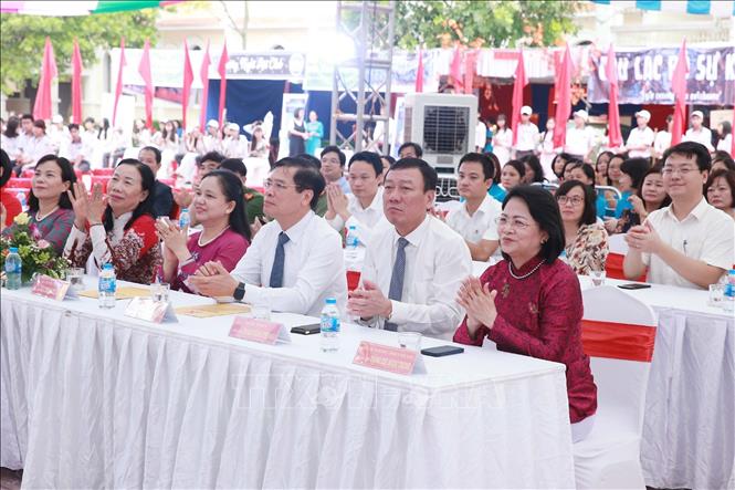 Trong ảnh: Phó Chủ tịch nước Đặng Thị Ngọc Thịnh dự Lễ khai giảng tại trường Trung học phổ thông chuyên Lê Hồng Phong. Ảnh: Lâm Khánh – TTXVN