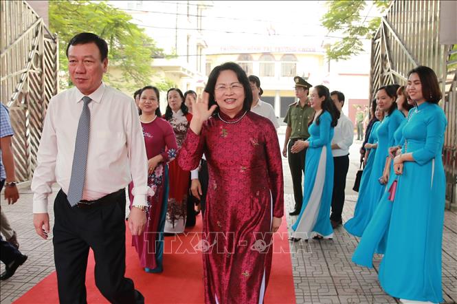Trong ảnh: Phó Chủ tịch nước Đặng Thị Ngọc Thịnh dự Lễ khai giảng tại trường Trung học phổ thông chuyên Lê Hồng Phong. Ảnh: Lâm Khánh – TTXVN