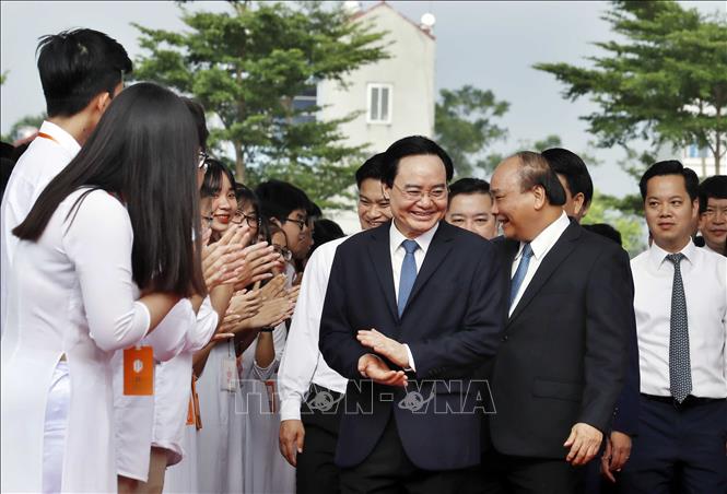 Trong ảnh: Thủ tướng Nguyễn Xuân Phúc và các đại biểu đến dự Lễ khai giảng năm học 2019-2020 tại Trường THPT Sơn Tây. Ảnh: Thống Nhất – TTXVN
