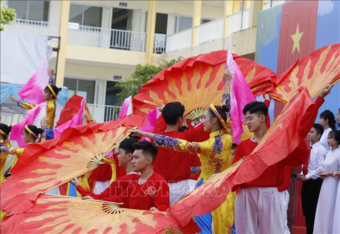  Trong ảnh: Học sinh Trường THPT Sơn Tây biểu diễn văn nghệ chào mừng năm học mới. Ảnh: Thống Nhất – TTXVN