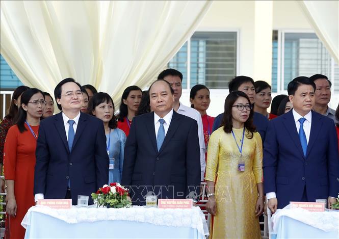 Trong ảnh: Thủ tướng Nguyễn Xuân Phúc và các đại biểu thực hiện nghi thức chào cờ tại Lễ khai giảng năm học 2019-2020 tại Trường THPT Sơn Tây. Ảnh: Thống Nhất – TTXVN
