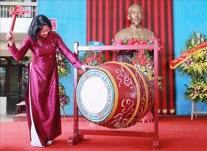 Trong ảnh: Phó Chủ tịch nước Đặng Thị Ngọc Thịnh đánh trống khai giảng năm học mới tại trường Trung học phổ thông chuyên Lê Hồng Phong. Ảnh: Lâm Khánh – TTXVN