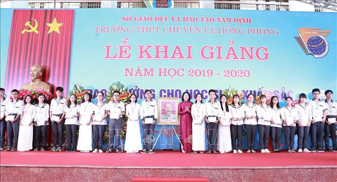 Trong ảnh: Phó Chủ tịch nước Đặng Thị Ngọc Thịnh trao học bổng tặng học sinh có hoàn cảnh khó khăn. Ảnh: Lâm Khánh – TTXVN
