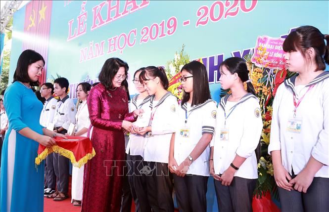 Trong ảnh: Phó Chủ tịch nước Đặng Thị Ngọc Thịnh trao học bổng tặng học sinh có hoàn cảnh khó khăn. Ảnh: Lâm Khánh – TTXVN