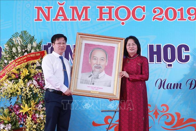 Trong ảnh: Phó Chủ tịch nước Đặng Thị Ngọc Thịnh trao bức chân dung Chủ tịch Hồ Chí Minh tặng trường Trung học phổ thông chuyên Lê Hồng Phong. Ảnh: Lâm Khánh – TTXVN