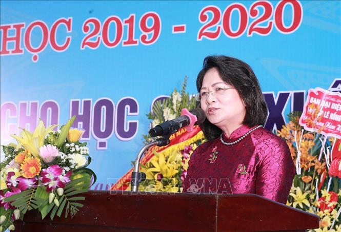 Trong ảnh: Phó Chủ tịch nước Đặng Thị Ngọc Thịnh phát biểu, căn dặn thầy cô, học sinh trường Trung học phổ thông chuyên Lê Hồng Phong. Ảnh: Lâm Khánh – TTXVN