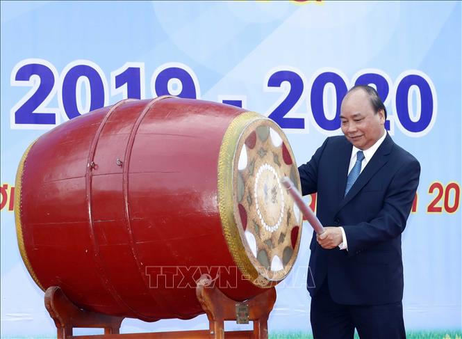 Trong ảnh: Thủ tướng Nguyễn Xuân Phúc đánh trống khai giảng. Ảnh: Thống Nhất – TTXVN
