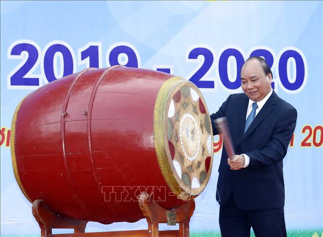 Trong ảnh: Thủ tướng Nguyễn Xuân Phúc đánh trống khai giảng. Ảnh: Thống Nhất – TTXVN
