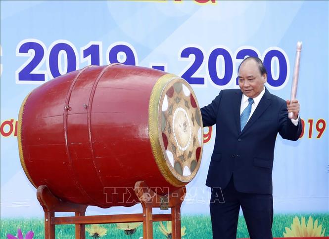  Trong ảnh: Thủ tướng Nguyễn Xuân Phúc đánh trống khai giảng. Ảnh: Thống Nhất – TTXVN
