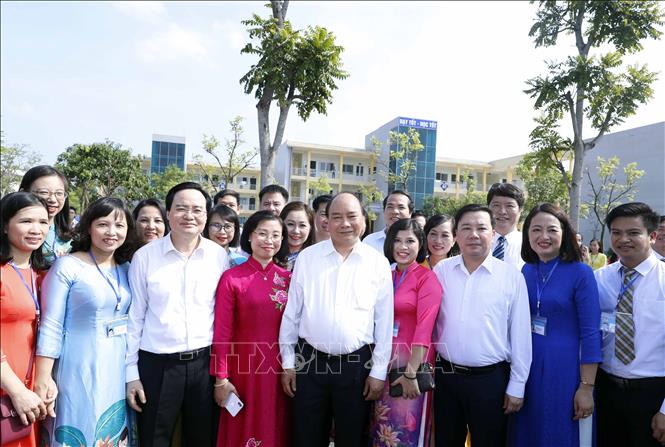 Trong ảnh: Thủ tướng Nguyễn Xuân Phúc với các thầy cô Trường THPT Sơn Tây tại Lễ khai giảng. Ảnh: Thống Nhất – TTXVN

