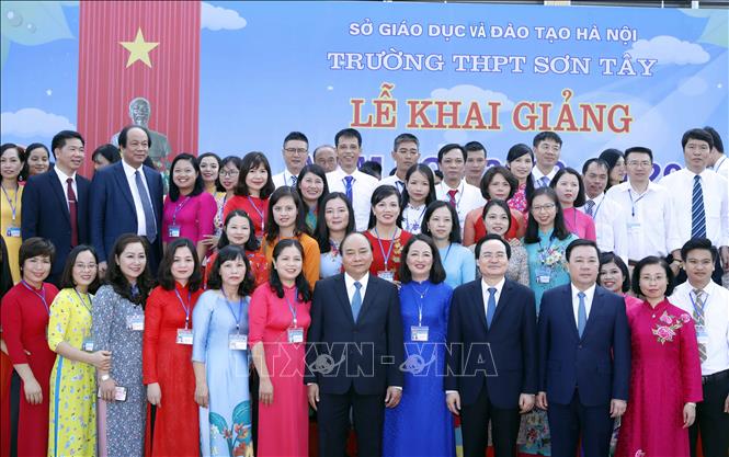 Trong ảnh: Thủ tướng Nguyễn Xuân Phúc với các thầy cô Trường THPT Sơn Tây tại Lễ khai giảng. Ảnh: Thống Nhất – TTXVN
