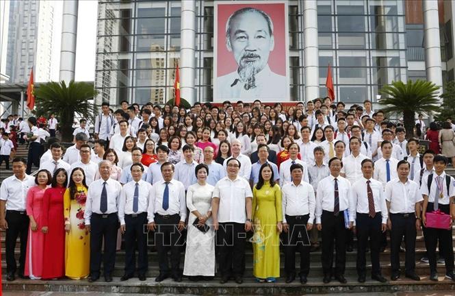 Trong ảnh: Bí thư Thành ủy Hà Nội Hoàng Trung Hải cùng các đại biểu, Ban giám hiệu trường THPT chuyên Hà Nội – Amsterdam và học sinh chụp ảnh chung. Ảnh: Văn Điệp - TTXVN