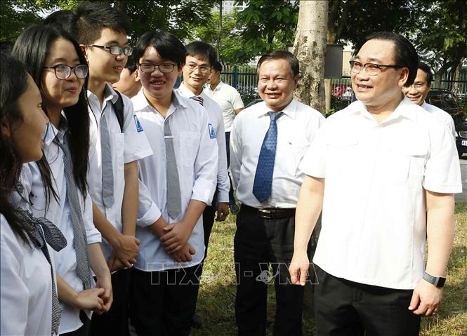 Trong ảnh: Bí thư Thành ủy Hà Nội Hoàng Trung Hải trò chuyện với các em học sinh trường THPT chuyên Hà Nội – Amsterdam tại Lễ khai giảng. Ảnh: Văn Điệp - TTXVN