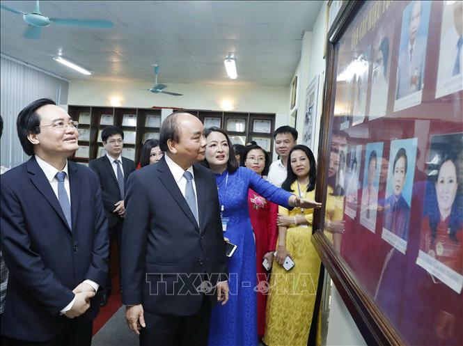 Trong ảnh: Thủ tướng Nguyễn Xuân Phúc và các đại biểu thăm phòng truyền thống tại Trường THPT Sơn Tây. Ảnh: Thống Nhất – TTXVN

