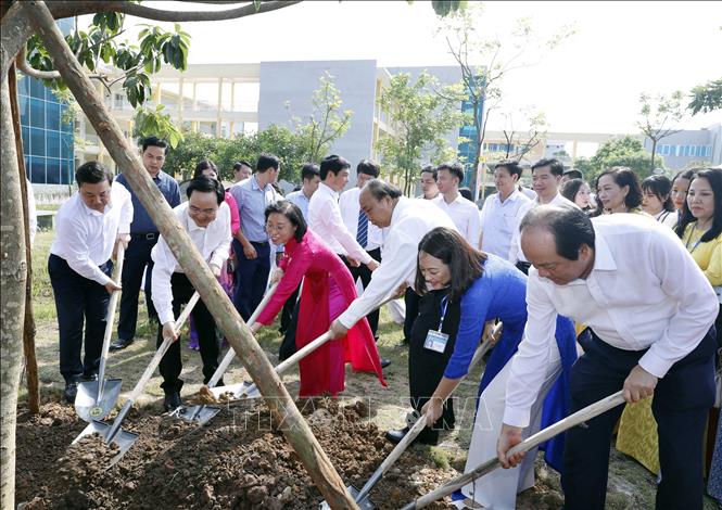 Trong ảnh: Thủ tướng Nguyễn Xuân Phúc và các đại biểu trồng cây lưu niệm tại Lễ khai giảng năm học 2019 - 2020 của Trường THPT Sơn Tây. Ảnh: Thống Nhất – TTXVN
