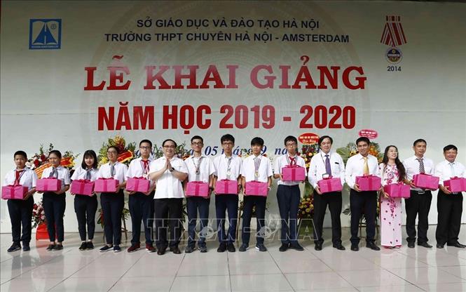 Trong ảnh: Bí thư Thành ủy Hà Nội Hoàng Trung Hải tặng quà cho các thầy cô và các em học sinh đã đạt thành tích cao tại các cuộc thi quốc tế. Ảnh: Văn Điệp - TTXVN 