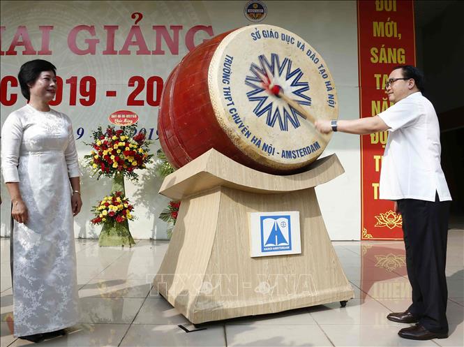 Trong ảnh: Bí thư Thành ủy Hà Nội Hoàng Trung Hải đánh trống khai giảng năm học 2019 - 2020. Ảnh: Văn Điệp - TTXVN