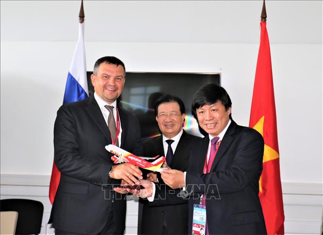 Ông Nguyễn Thanh Hùng (bên phải), đại diện Vietjet tặng máy bay mô hình cho Phó Thủ tướng Nga Maxim Akimov. Ảnh Dương Trí/TTXVN