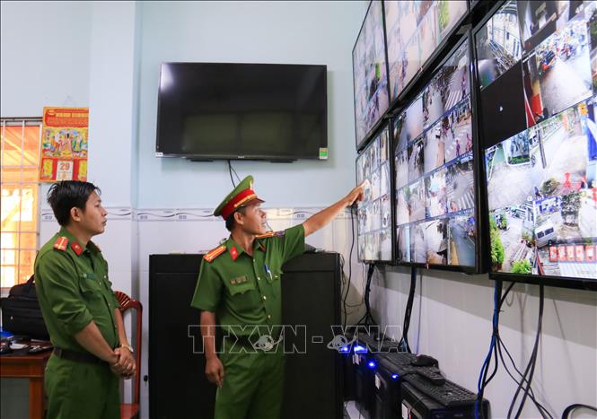 Trong ảnh: Công an Phường 1, thành phố Vĩnh Long theo dõi tình hình an ninh trật tự qua Trung tâm quan sát camera. Ảnh: Lê Thúy Hằng - TTXVN