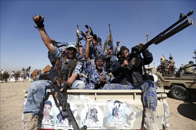 Trong ảnh: Các tay súng Houthi tại thủ đô Sanaa, Yemen. Ảnh: AFP/TTXVN