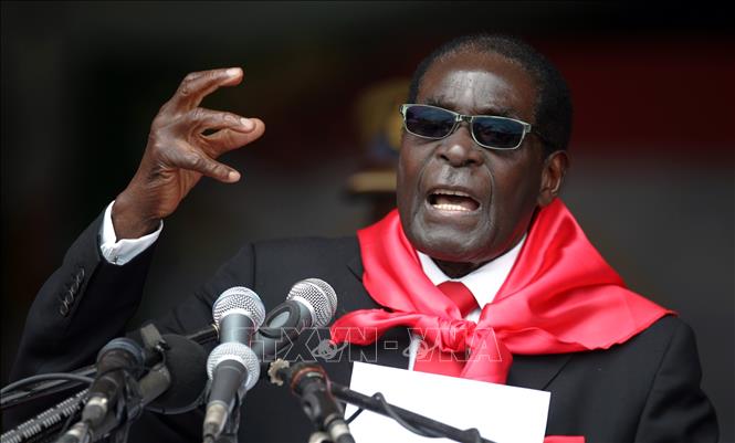 Trong ảnh: (tư liệu) cựu Tổng thống Zimbabwe Mugabe tại lễ sinh nhật lần thứ 90 ở Marondera ngày 23/2/2014. Ảnh: AFP/TTXVN