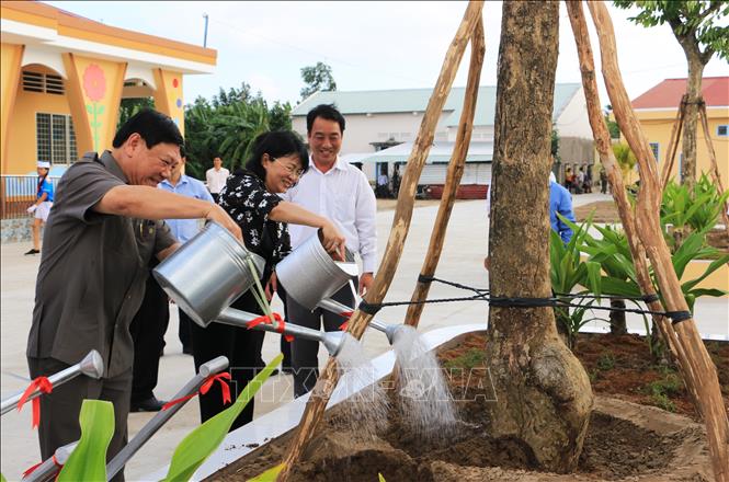 Trong ảnh: Phó Chủ tịch nước Đặng Thị Ngọc Thịnh trồng cây lưu niệm trong khuôn viên Trường Mầm non Tân Hạnh. Ảnh: Phạm Minh Tuấn-TTXVN.