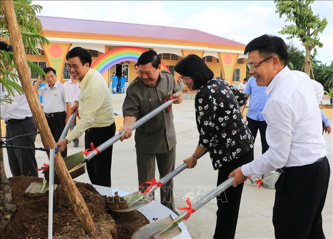 Trong ảnh: Phó Chủ tịch nước Đặng Thị Ngọc Thịnh trồng cây lưu niệm trong khuôn viên Trường Mầm non Tân Hạnh. Ảnh: Phạm Minh Tuấn-TTXVN.