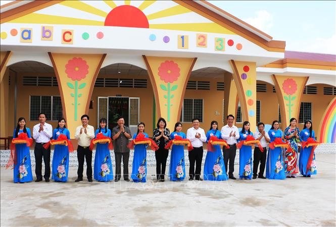 Trong ảnh: Phó Chủ tịch nước Đặng Thị Ngọc Thịnh và các đại biểu thực hiện nghi thức cắt băng khánh thành Trường Mầm non Tân Hạnh. Ảnh: Phạm Minh Tuấn-TTXVN.