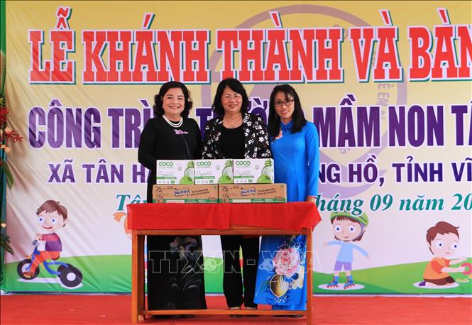 Trong ảnh: Phó Chủ tịch nước Đặng Thị Ngọc Thịnh tặng quà cho Trường Mầm non Tân Hạnh. Ảnh: Phạm Minh Tuấn-TTXVN.