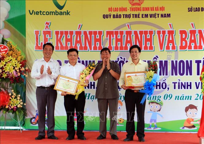 Trong ảnh: Lãnh đạo tỉnh Vĩnh Long tặng Bằng khen cho các đơn vị có nhiều đóng góp trong công tác xây dựng Trường Mầm non Tân Hạnh. Ảnh: Phạm Minh Tuấn-TTXVN.