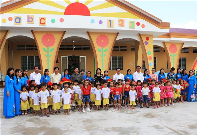 Trong ảnh: Phó Chủ tịch nước Đặng Thị Ngọc Thịnh chụp ảnh lưu niệm với các đại biểu, giáo viên và học sinh của Trường Mầm non Tân Hạnh. Ảnh: Phạm Minh Tuấn-TTXVN.