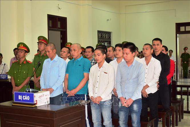 Trong ảnh: Các bị cáo đứng trước vành móng ngựa chờ nghe tuyên án. Ảnh: Thanh Tân-TTXVN