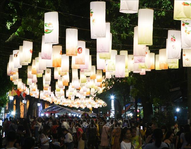 Trong ảnh: Không gian phố bích họa Phùng Hưng rực rỡ, cuốn hút với hàng trăm chiếc đèn lồng. Ảnh: Thanh Tùng-TTXVN
