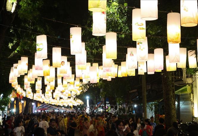 Trong ảnh: Không gian phố bích họa Phùng Hưng rực rỡ, cuốn hút với hàng trăm chiếc đèn lồng. Ảnh: Thanh Tùng-TTXVN