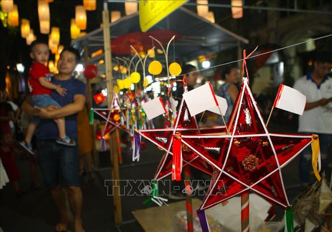 Trong ảnh: Không gian trưng bày, giới thiệu đồ chơi trung thu truyền thống cuốn hút trẻ em và người dân thủ đô. Ảnh: Thanh Tùng-TTXVN