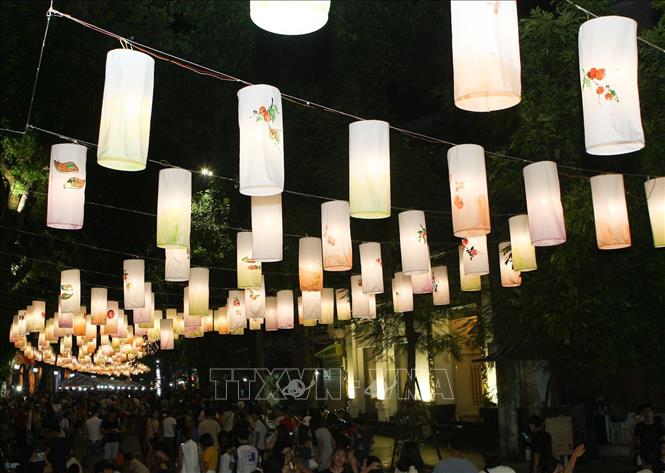 Trong ảnh: Không gian phố bích họa Phùng Hưng rực rỡ, cuốn hút với hàng trăm chiếc đèn lồng. Ảnh: Thanh Tùng-TTXVN