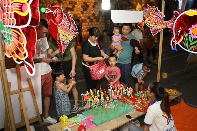 Trong ảnh: Không gian trưng bày, giới thiệu đồ chơi trung thu truyền thống cuốn hút trẻ em và người dân thủ đô. Ảnh: Thanh Tùng-TTXVN