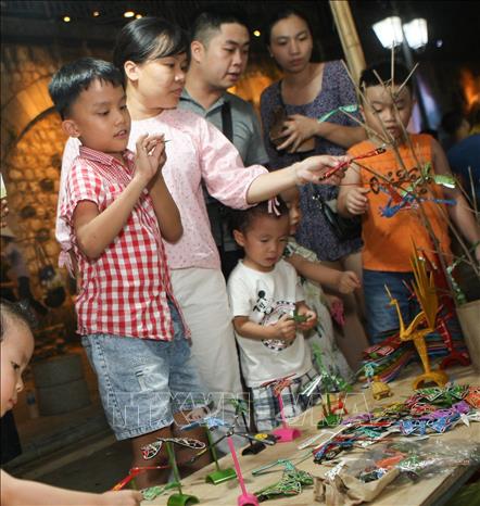 Trong ảnh: Không gian trưng bày, giới thiệu đồ chơi trung thu truyền thống cuốn hút trẻ em và người dân thủ đô. Ảnh: Thanh Tùng-TTXVN