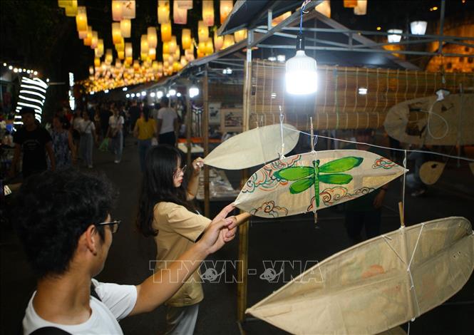 Trong ảnh: Không gian trưng bày, giới thiệu đồ chơi trung thu truyền thống cuốn hút trẻ em và người dân thủ đô. Ảnh: Thanh Tùng-TTXVN