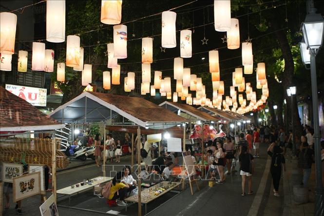 Trong ảnh: Một góc không gian phố bích họa Phùng Hưng rực rỡ, cuốn hút với hàng trăm chiếc đèn lồng và những gian trưng bày đồ chơi truyền thống. Ảnh: Thanh Tùng-TTXVN