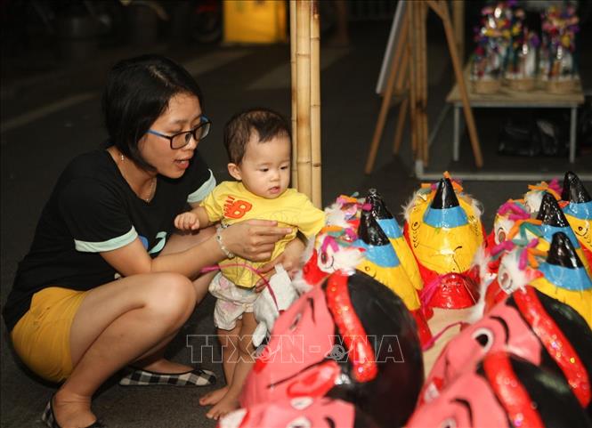 Trong ảnh: Không gian trưng bày, giới thiệu đồ chơi trung thu truyền thống cuốn hút trẻ em và người dân thủ đô. Ảnh: Thanh Tùng-TTXVN