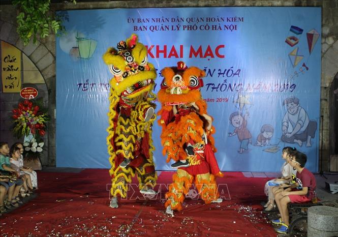 Trong ảnh: Biểu diễn múa lân phục vụ các em nhỏ trong tối khai mạc. Ảnh: Thanh Tùng-TTXVN