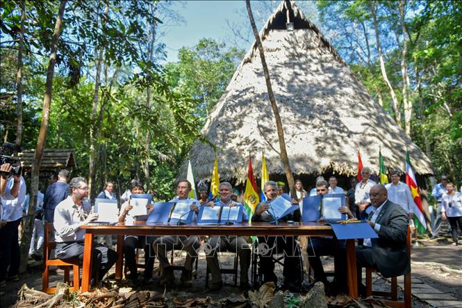 Trong ảnh: Tổng thống Colombia Ivan Duque  (giữa) và các đại biểu tại lễ ký thỏa thuận phối hợp bảo vệ rừng Amazon ở Leticia, Colombia, ngày 6/9. Ảnh: AFP/TTXVN