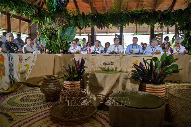 Trong ảnh: Tổng thống Colombia Ivan Duque (thứ 3 phải) và các đại biểu tại lễ ký thỏa thuận phối hợp bảo vệ rừng Amazon ở Leticia, Colombia, ngày 6/9. Ảnh: AFP/TTXVN